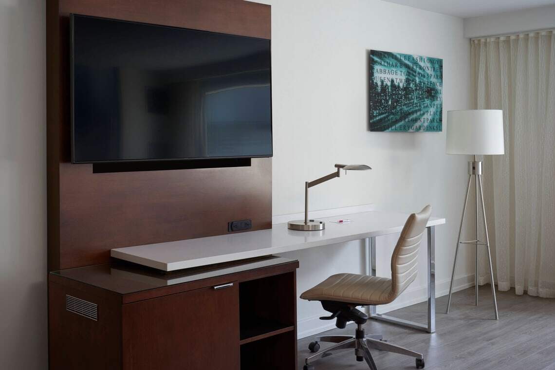 Toronto Marriot City Center guest room